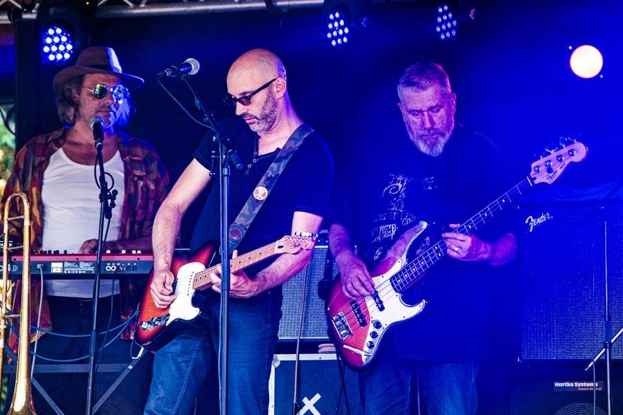 Drie bandleden van Radio Negra live: keys, gitaar en bas